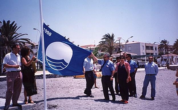 Izado de la bandera azul en la almuñequera playa de San Cristóbal en 1998. 