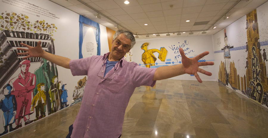 Rubén Garrido, el autor de la exposición, en el centro de la sala de exposiciones del Centro de Estudios Lorquianos de Fuente Vaqueros 