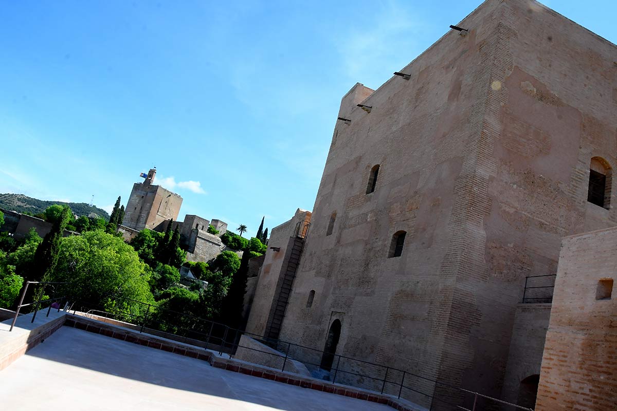 Las Torres Bermejas recuperan parte de su esencia y muestran sus estructuras originales tras las obras de restauración que acaban de finalizar en su primera fase, previa para convertirse en un centro cultural y expositivo.