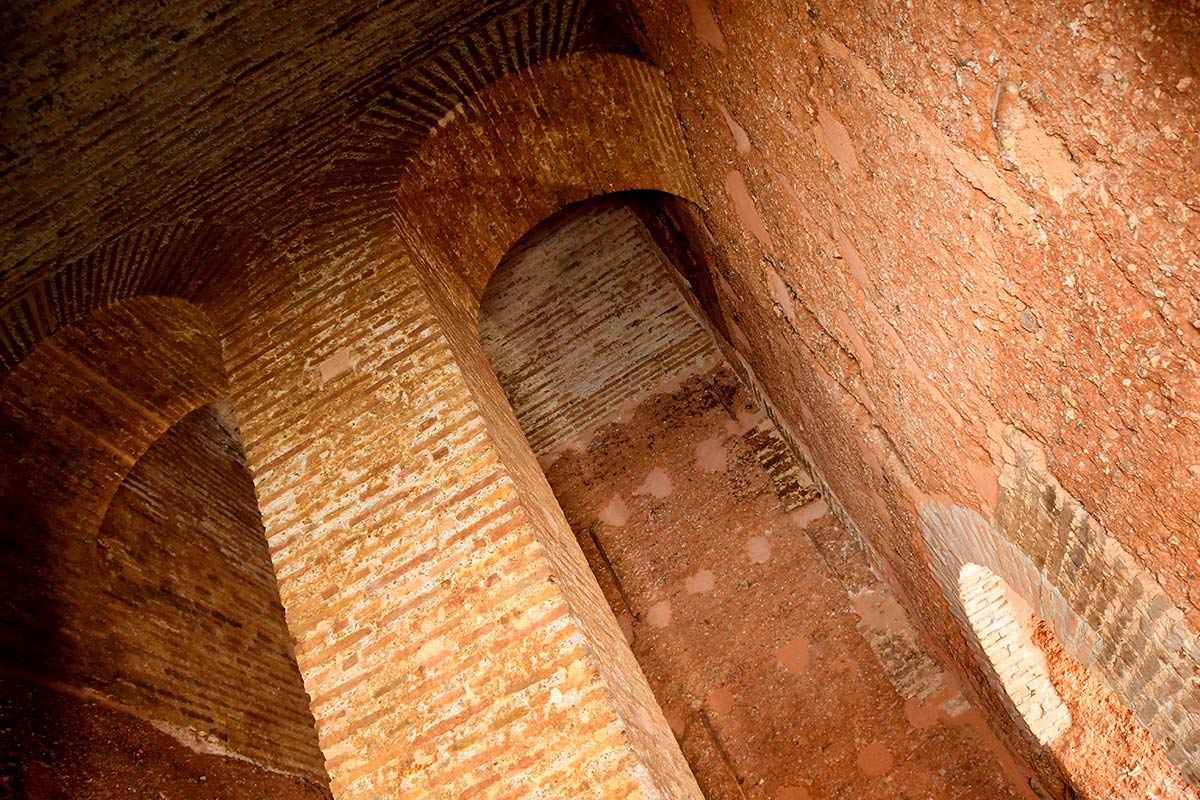 Las Torres Bermejas recuperan parte de su esencia y muestran sus estructuras originales tras las obras de restauración que acaban de finalizar en su primera fase, previa para convertirse en un centro cultural y expositivo.