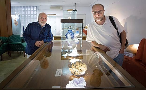 Juan Manuel García y Fermín Otálora, junto a una de las vitrinas donde se exponen cristales naturales.