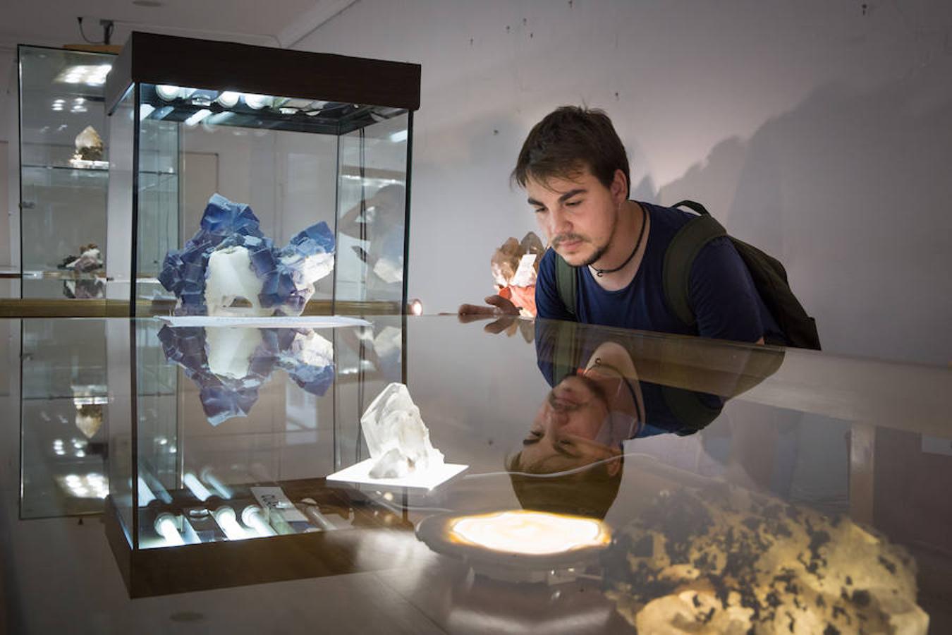 La Facultad de Ciencias de la Universidad de Granada acoge la exposición 'Cristales, un mundo por descubrir', donde se pueden observar increíbles piezas de cristal extraídas de la naturaleza. También paneles explicativos sobre la relevancia de la cristalización en las investigaciones científicas y los usos industriales.