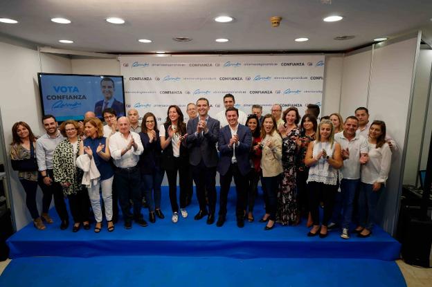 La secretaria del PP-A, Loles López, con Ramón Fernández-Pacheco ante su cartel digital.