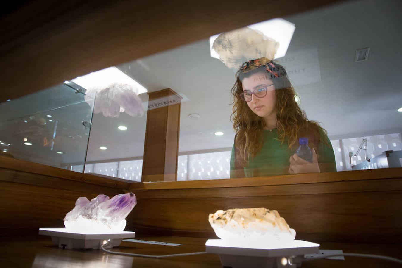 La Facultad de Ciencias de la Universidad de Granada acoge la exposición 'Cristales, un mundo por descubrir', donde se pueden observar increíbles piezas de cristal extraídas de la naturaleza. También paneles explicativos sobre la relevancia de la cristalización en las investigaciones científicas y los usos industriales.