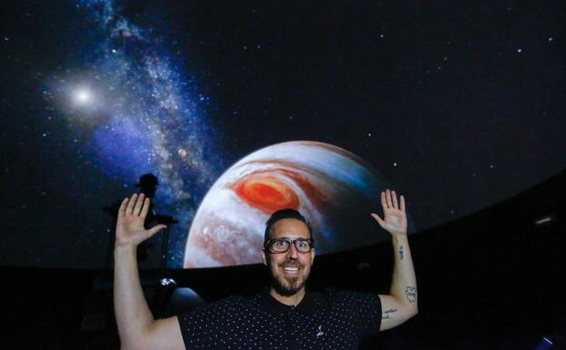 Karlos Díaz en el planetario del Parque de las Ciencias.