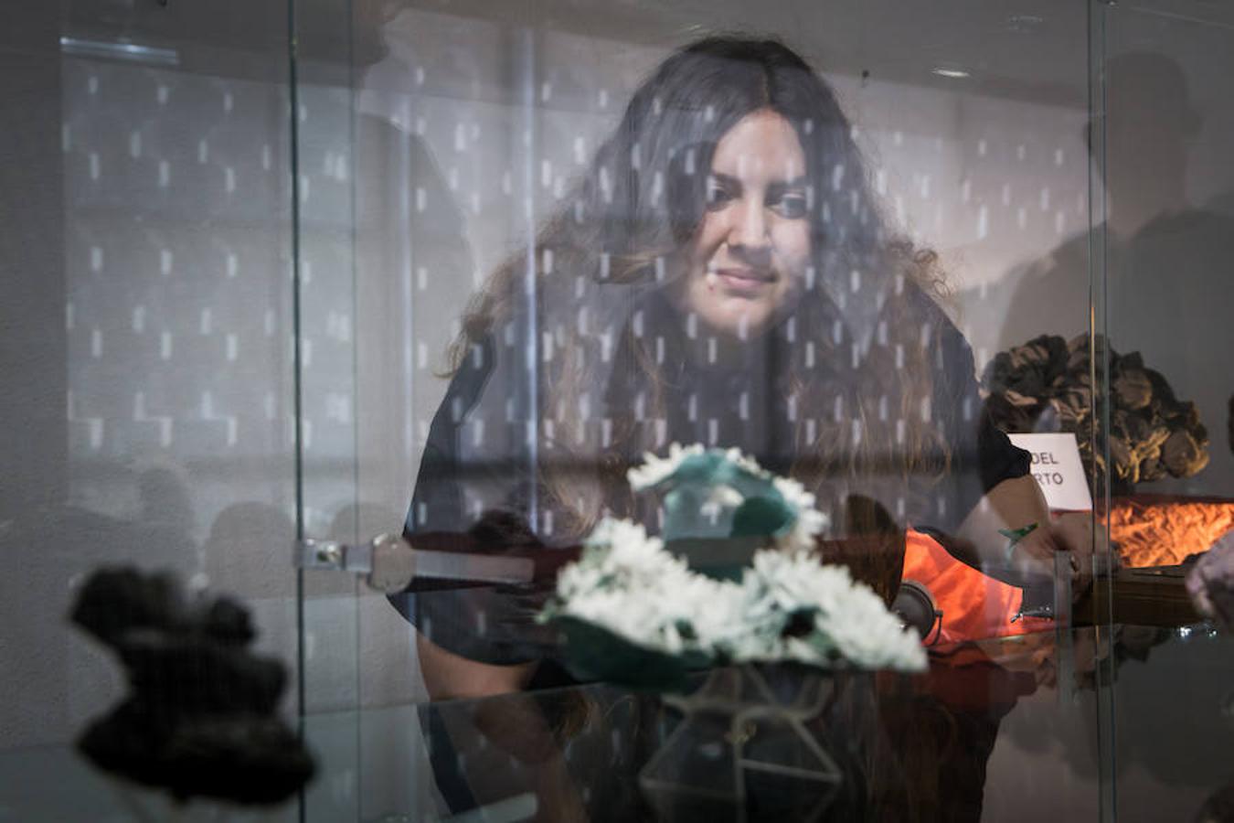 La Facultad de Ciencias de la Universidad de Granada acoge la exposición 'Cristales, un mundo por descubrir', donde se pueden observar increíbles piezas de cristal extraídas de la naturaleza. También paneles explicativos sobre la relevancia de la cristalización en las investigaciones científicas y los usos industriales.