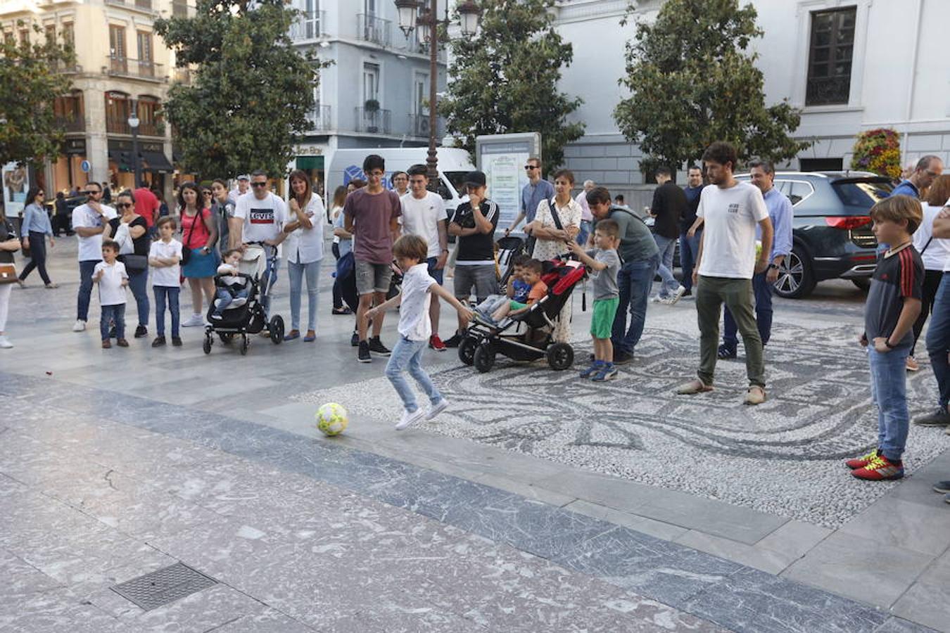 Los aficionados pueden disfrutar de la zona de ocio en Plaza del Carmen