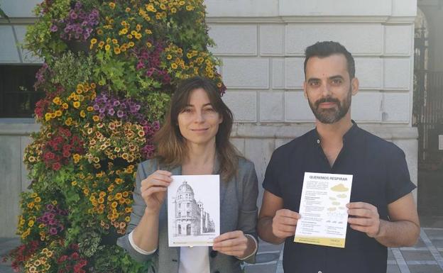 Marta Gutiérrez y Manuel Merino, durante la presentación de sus propuestas en la Plaza del Carmen.