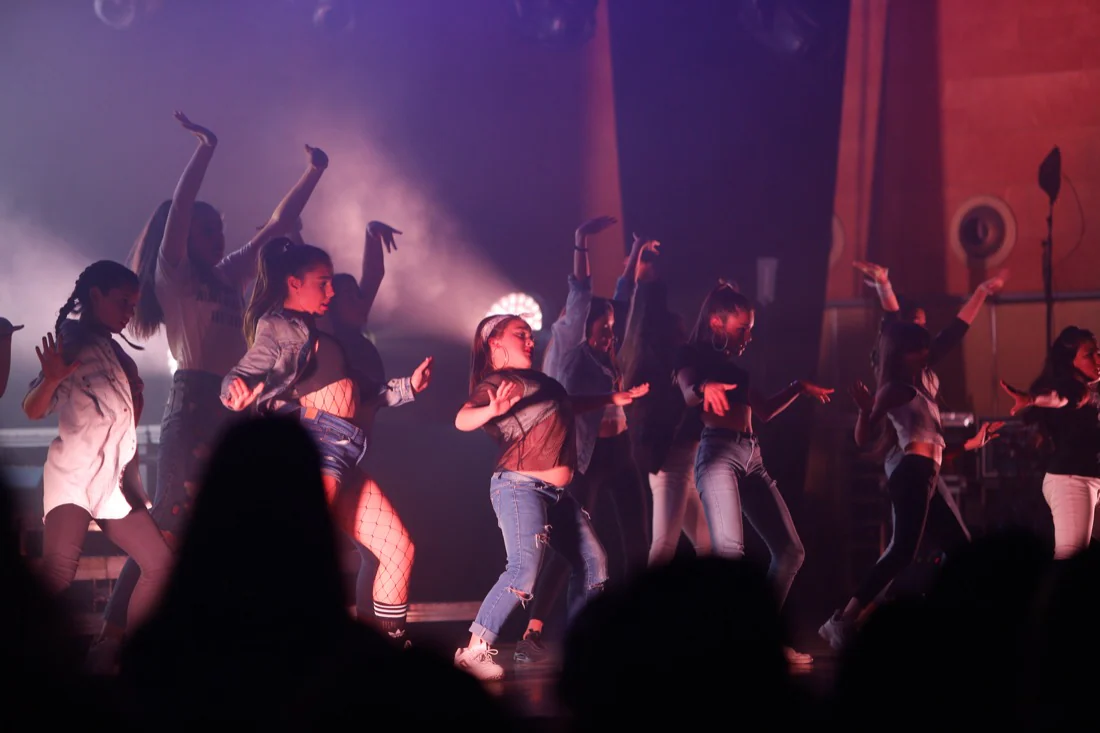 Lola Índigo cumplió con las expectativas durante su concierto de anoche en el Palacio de Congresos, en el que presentó los temas de su nuevo disco, 'Akelarre', una fusión intensa de baile y voz de esta artista de Huétor Tájar que triunfa gracias a su decidida entrega al espectáculo. La cantante se muestra segura, madura y potente en el escenario.