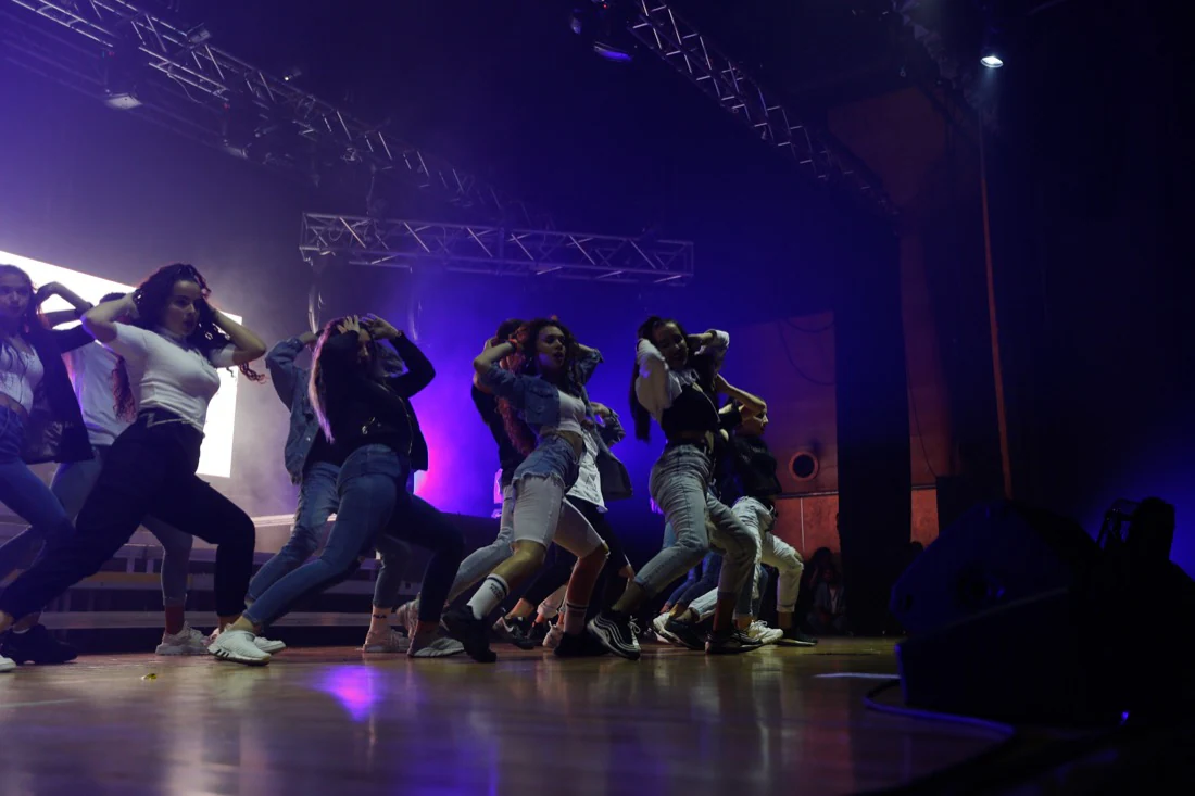 Lola Índigo cumplió con las expectativas durante su concierto de anoche en el Palacio de Congresos, en el que presentó los temas de su nuevo disco, 'Akelarre', una fusión intensa de baile y voz de esta artista de Huétor Tájar que triunfa gracias a su decidida entrega al espectáculo. La cantante se muestra segura, madura y potente en el escenario.