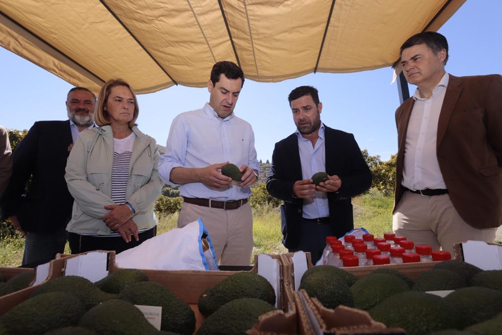 El presidente de la Junta de Andalucía ha estado en la ciudad costera, donde ha estado con la candidata popular 