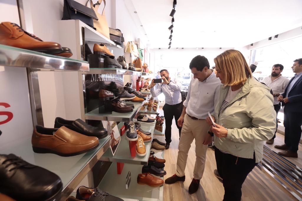 El presidente de la Junta de Andalucía ha estado en la ciudad costera, donde ha estado con la candidata popular 