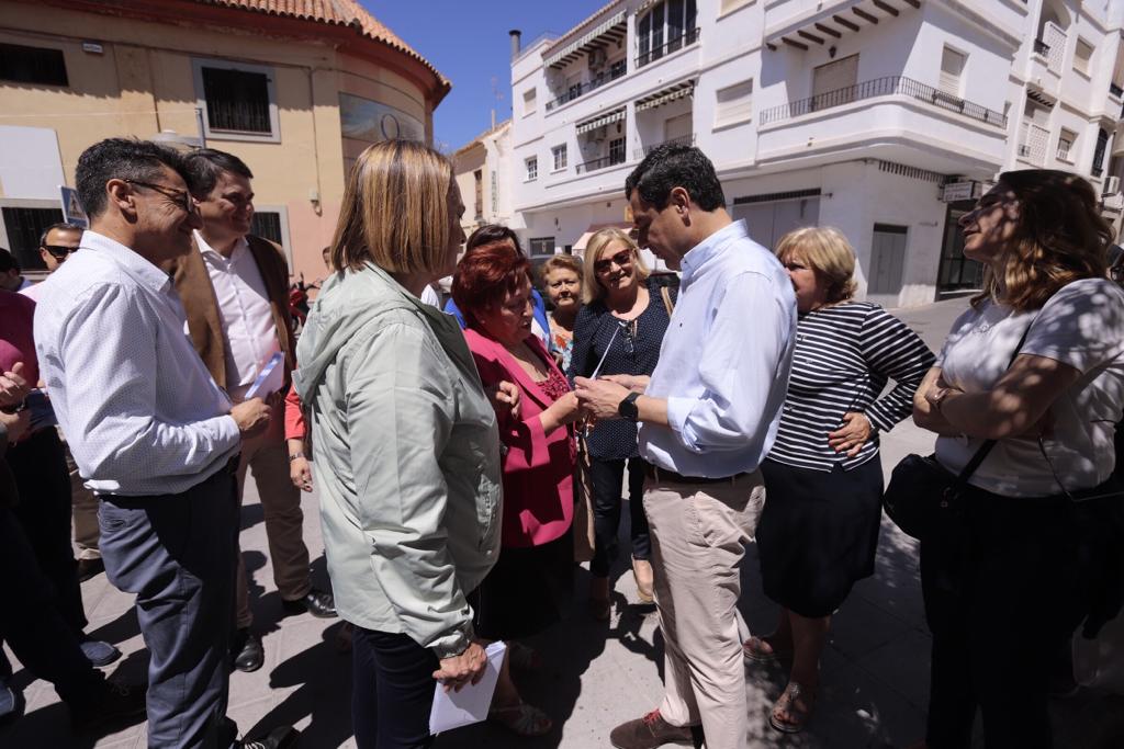 El presidente de la Junta de Andalucía ha estado en la ciudad costera, donde ha estado con la candidata popular 