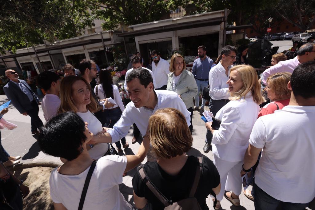 El presidente de la Junta de Andalucía ha estado en la ciudad costera, donde ha estado con la candidata popular 