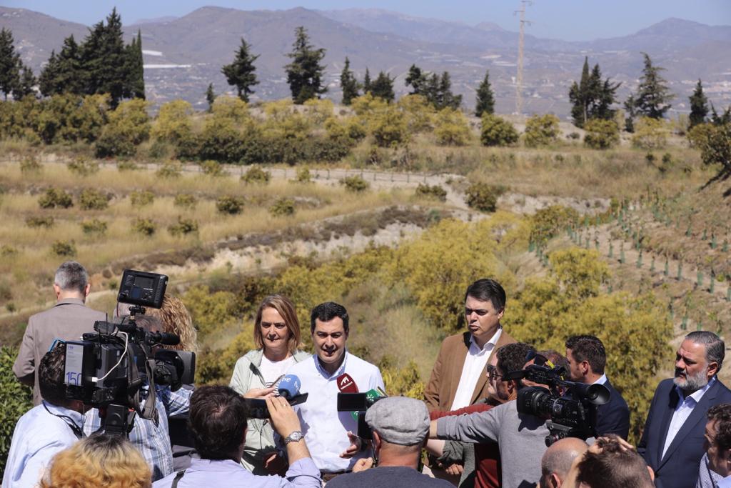 El presidente de la Junta de Andalucía ha estado en la ciudad costera, donde ha estado con la candidata popular 