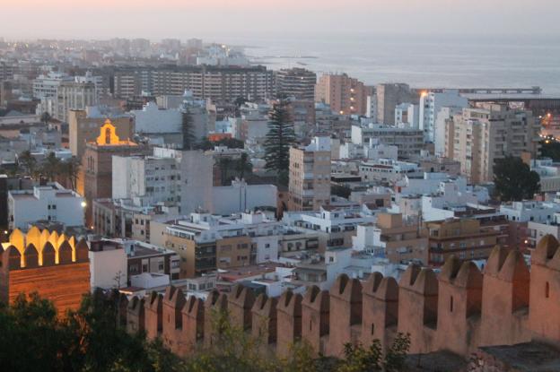 Vista del Centro Histórico de la capital desde las murallas del monumento que lo corona, la Alcazaba.