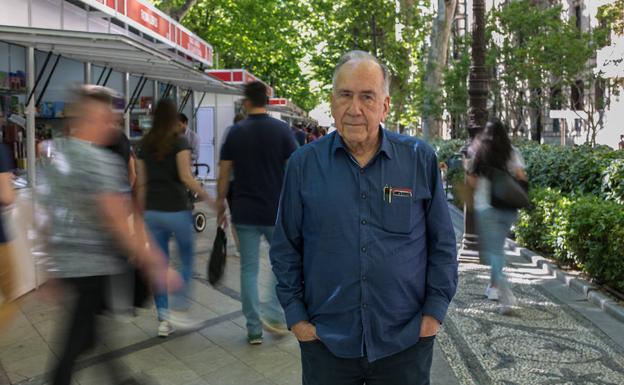 El poeta JoanMargarit, ayer en la Feria del Libro.