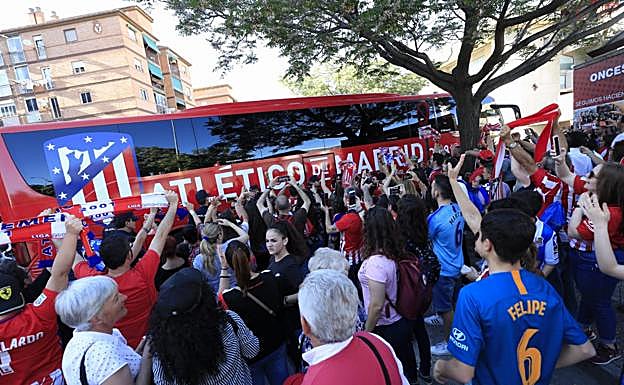 Las hinchadas de los equipos que juegan la final de la Copa calientan antes del partido