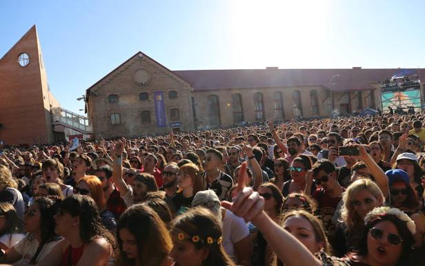 Imagen principal - La música llena un En Órbita festivo y colosal