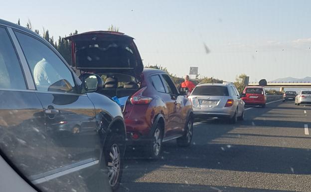 Accidentado regreso a casa: dos colisiones generan kilométricos atascos antes de llegar a la capital