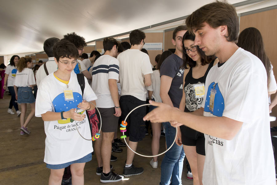 El Parque de las Ciencias de Granada celebró este sábado con una jornada de puertas abiertas su 24 aniversario y la 22 edición de la Feria de la Ciencia