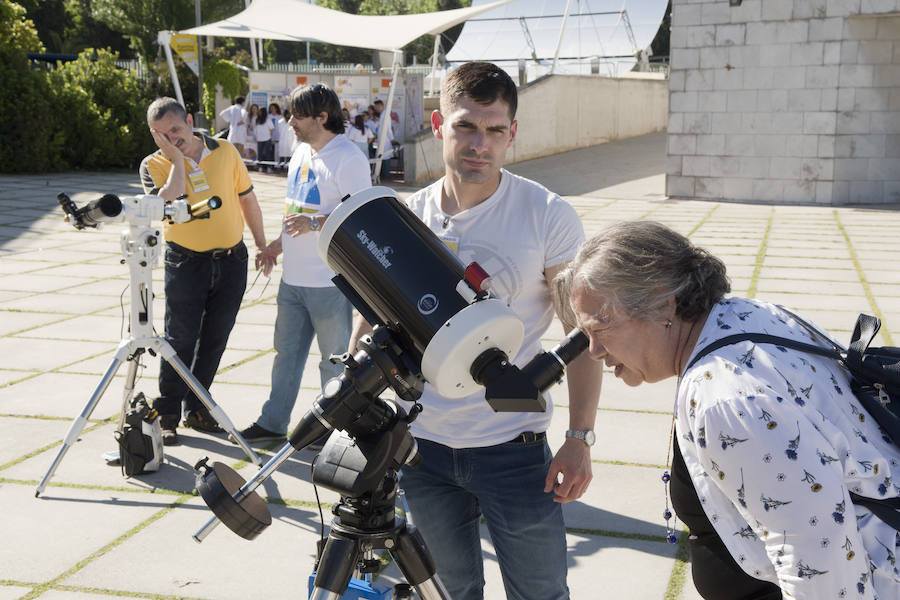 El Parque de las Ciencias de Granada celebró este sábado con una jornada de puertas abiertas su 24 aniversario y la 22 edición de la Feria de la Ciencia