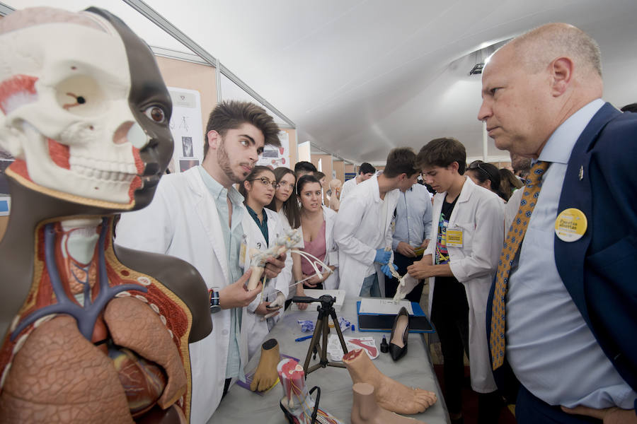 El Parque de las Ciencias de Granada celebró este sábado con una jornada de puertas abiertas su 24 aniversario y la 22 edición de la Feria de la Ciencia