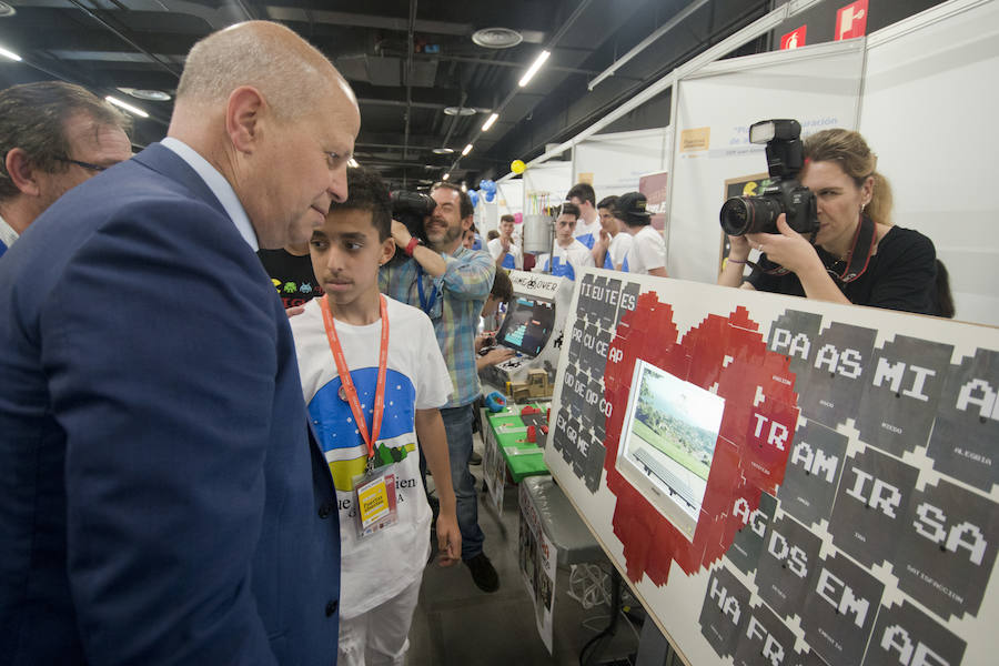 El Parque de las Ciencias de Granada celebró este sábado con una jornada de puertas abiertas su 24 aniversario y la 22 edición de la Feria de la Ciencia