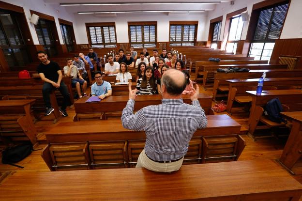 Adolfo Torres Rodríguez, profesor de Sociología, explica la transformación social que se refleja en la película 'Los Santos Inocentes'. 