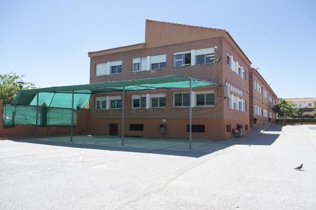 Toldo que el Ayuntamiento de Armilla ha instalado en el colegio Tierno Galván.