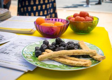 Imagen secundaria 1 - (1) Los flyers de Cambril. (2) La propuesta agroecológica de 'Vamos'. (3) El stand de PSLF.