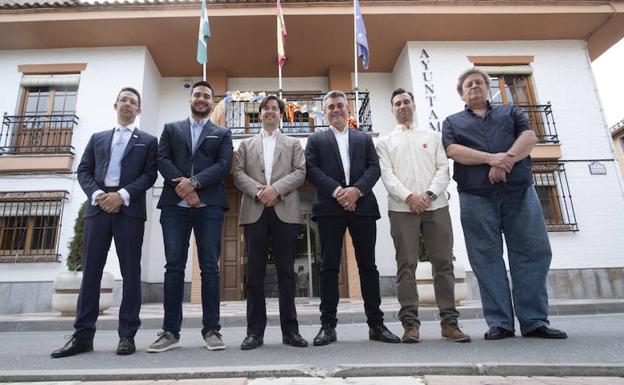 Los candidatos, a las puertas del Ayuntamiento.