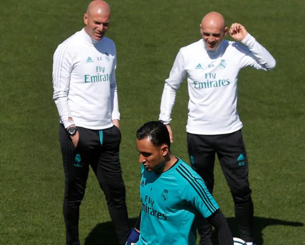 Zidane y Betoni observan a Keylor Navas