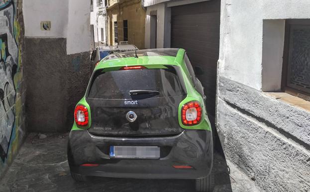 Dos coches circulan por el estrechamiento de la calle San Juan de los Reyes