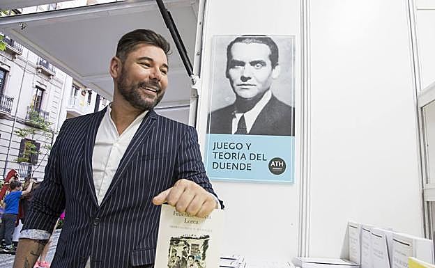 Poveda, ayer en la Feria del Libro, con la reedición de 'Impresiones y paisajes'.