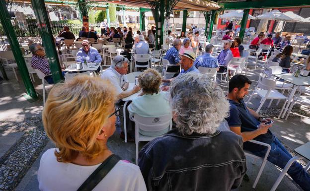 La terraza del Café Fútbol, en la céntrica plaza de la Mariana, es un mentidero granadino donde todo el mundo comenta, critica y de paso se deja ver