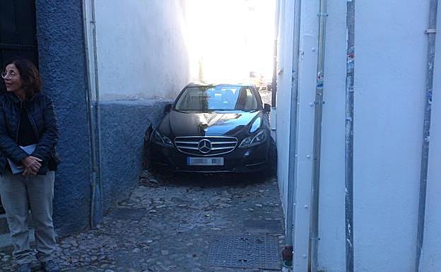 Un turismo atrapado en la calle Oidores, una de las vías más estrechas y conflictivas del barrio.