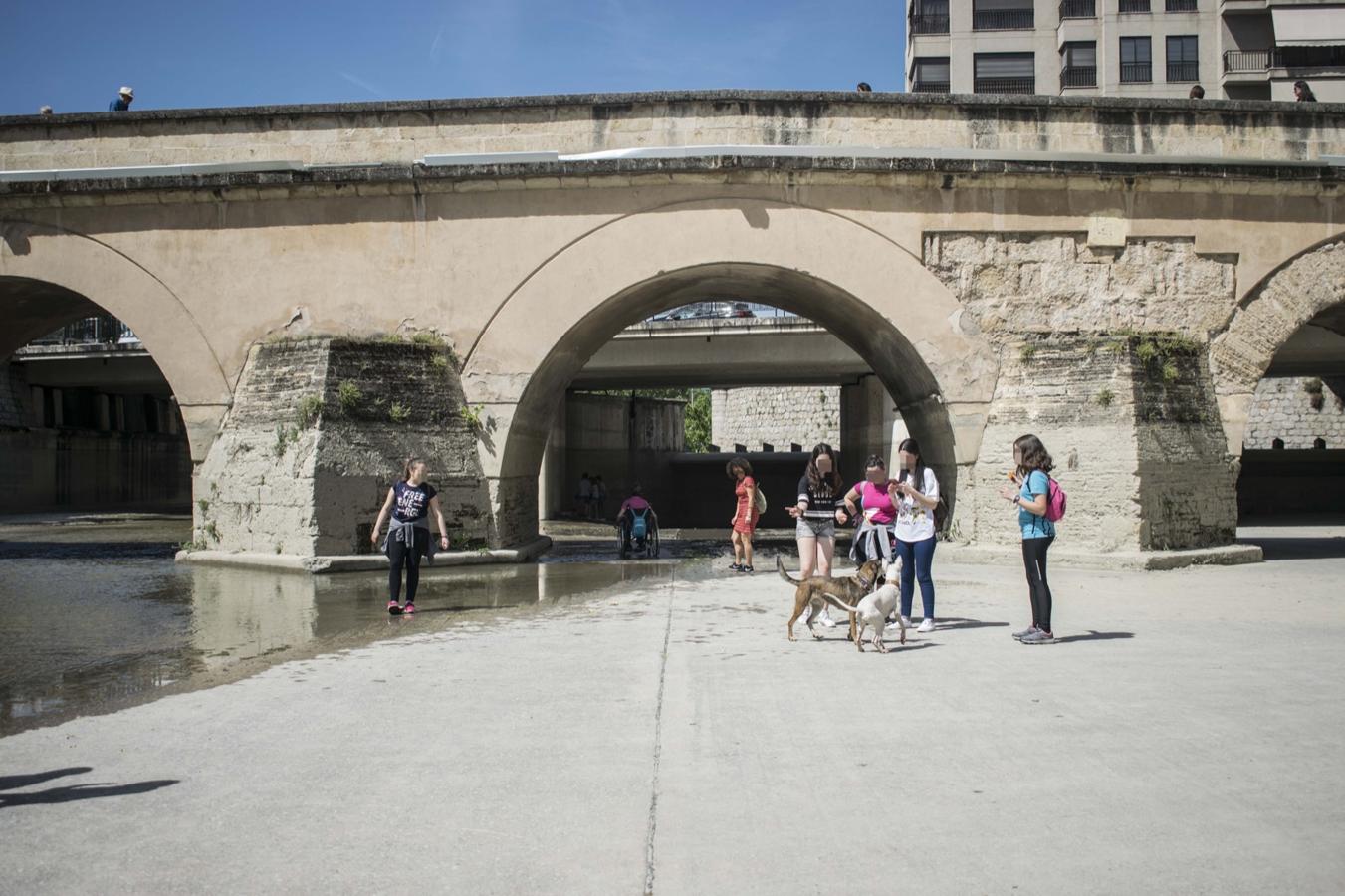 El rio Genil se llena de personas con la llegada del buen tiempo.