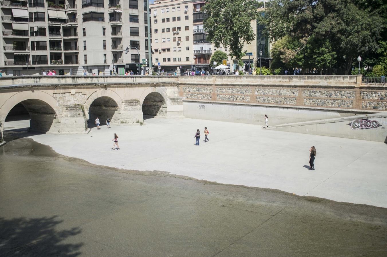 El rio Genil se llena de personas con la llegada del buen tiempo.