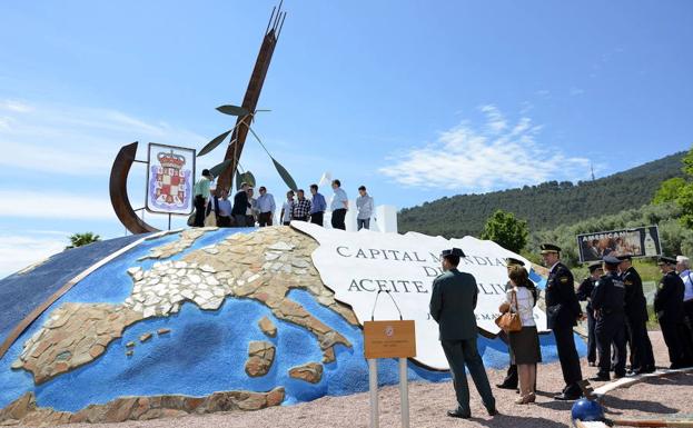 Rotonda dedicada a Jaén, capital mundial del aceite, inaugurada en el año 2013. 