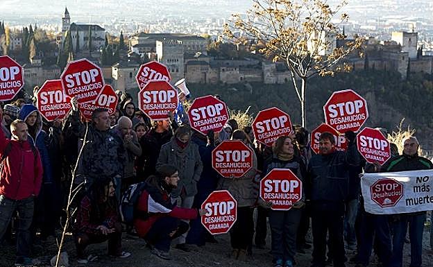 Una de las numerosas protestas realizadas por Stop Desahucios Granada. En este caso, en el Cerro de San Miguel.