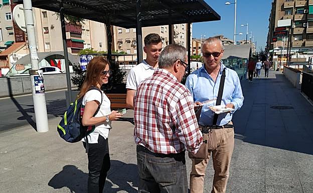 Miembros de la candidatura de Vox, ayer, con vecinos de Camino de Ronda.