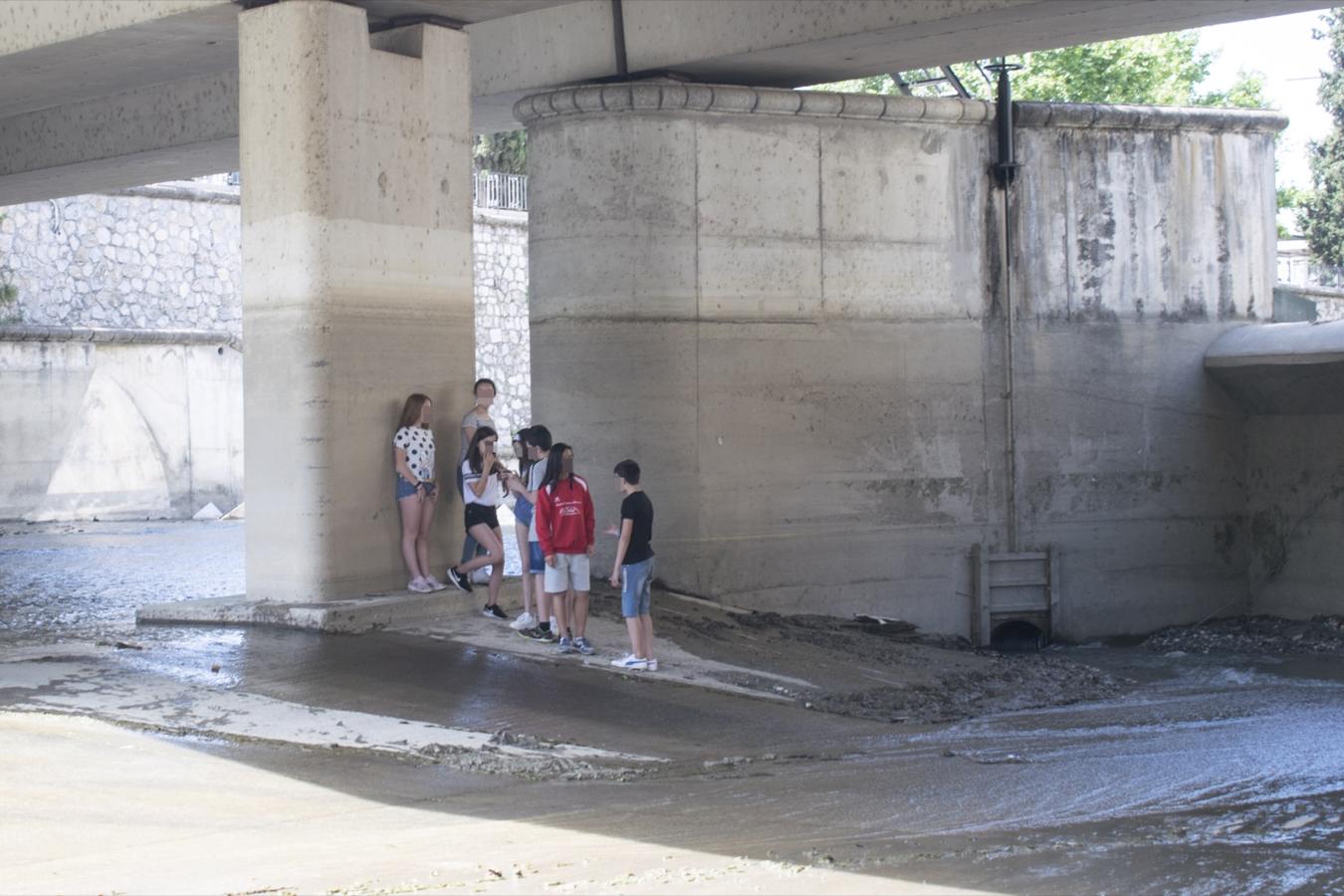 El rio Genil se llena de personas con la llegada del buen tiempo.