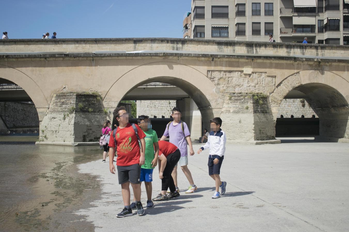 El rio Genil se llena de personas con la llegada del buen tiempo.