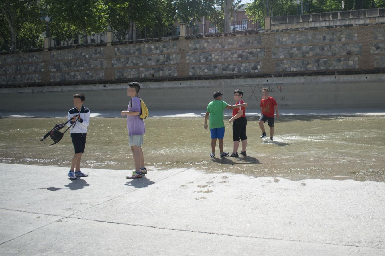 El rio Genil se llena de personas con la llegada del buen tiempo.