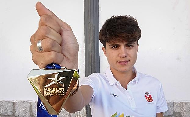 María Pérez posa con la medalla de oro de Berlín a su llegada a Granada el verano psado. 