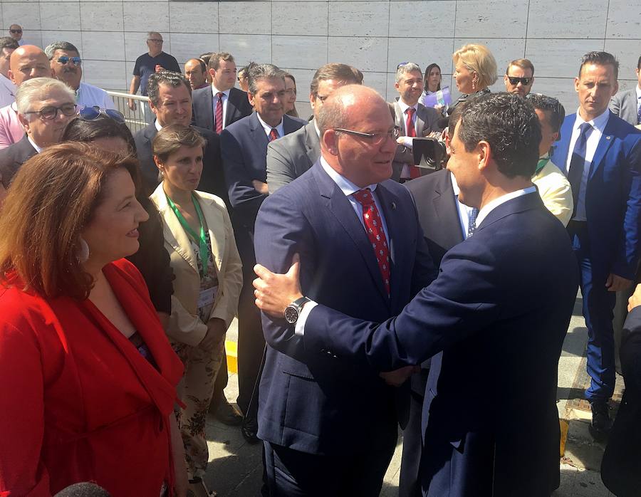 El actual alcalde recibió al presidente de la Junta a las puertas de Expoliva. 