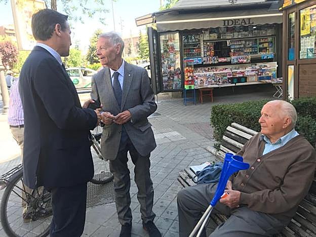Luis Salvador conversa con dos vecinos.