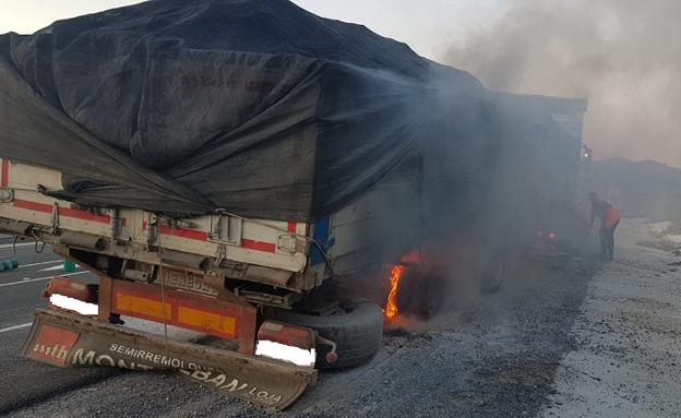 El camión, con las ruedas de atrás ardiendo