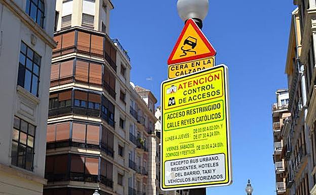 Señal de control de accesos en la pilona de Reyes Católicos